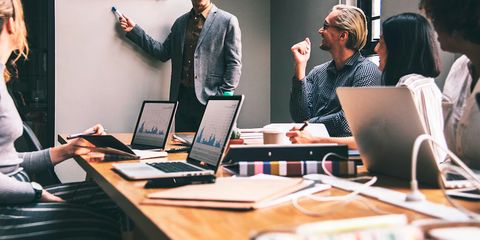 Estrategias para la eficiencia operativa en las agencias creativas