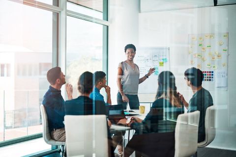 ¿Cuáles son los factores que influyen en la toma de decisiones en marketing?